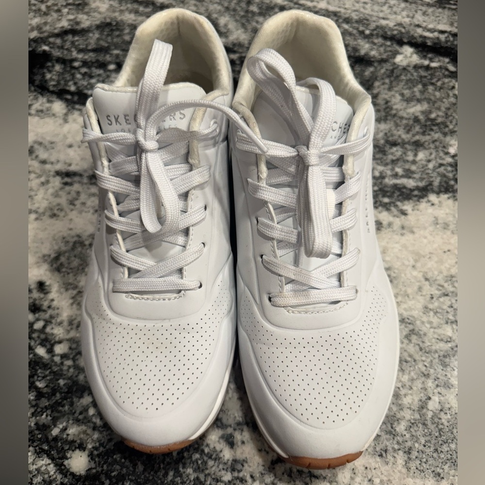 SKETCHERS WOMENS UNO STAND ON AIR SNEAKERS SIZE 9 WHITE